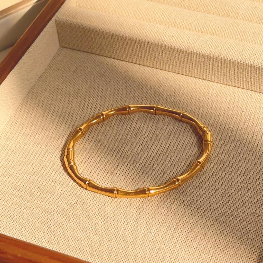 Luxusní dámský náramek z titanové oceli se zirkony a akcenty z bílé perleti