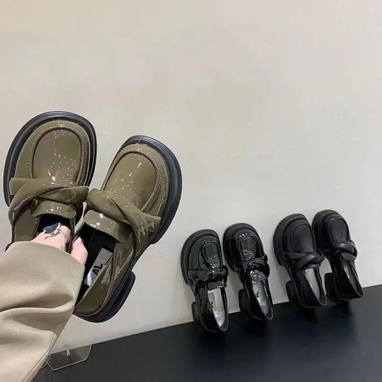2024 Höst Nya Brittisk Stil Lackläder Dam Retro Tjocksulade Loafers Dam Enskor