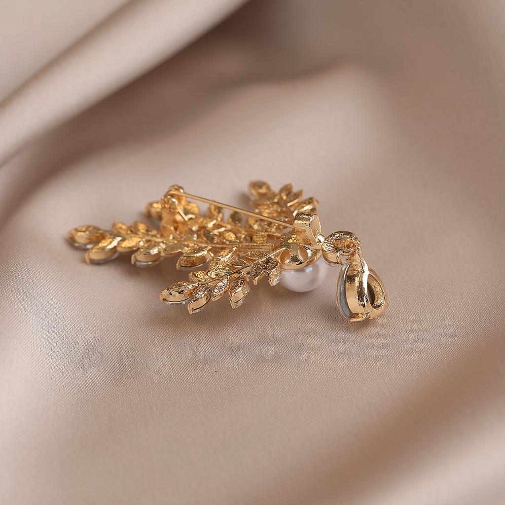 Stylish and simple leaf brooch, high-end sense of light luxury, high-end women's elegant temperament pin, coat accessories