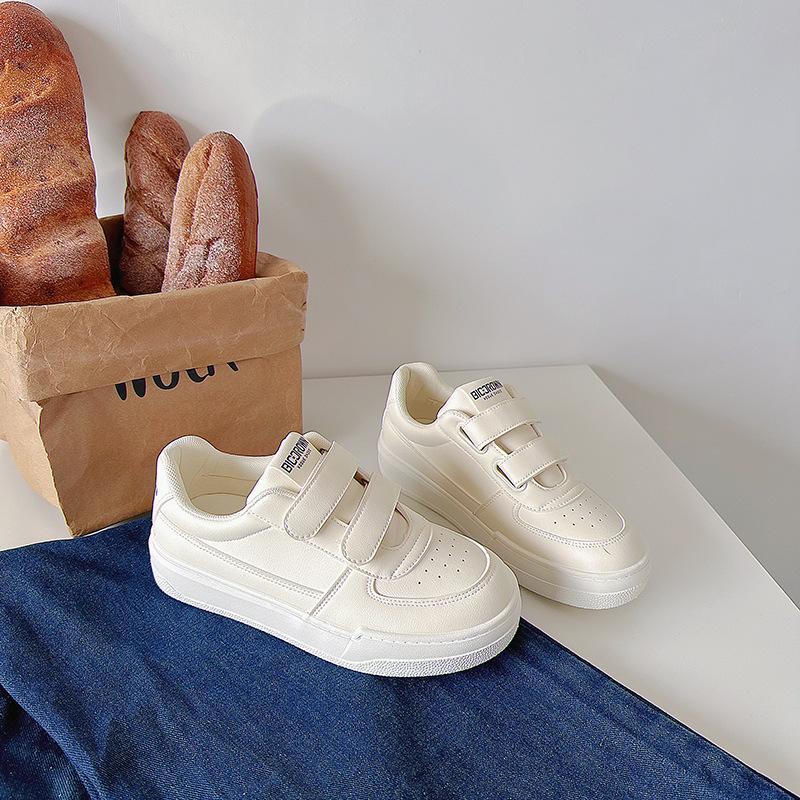 

Белые повседневные туфли для женщин 2024 года, новые универсальные дышащие студенческие туфли на плоской подошве, белые кроссовки для женщин, женская дизайнерская обувь 35