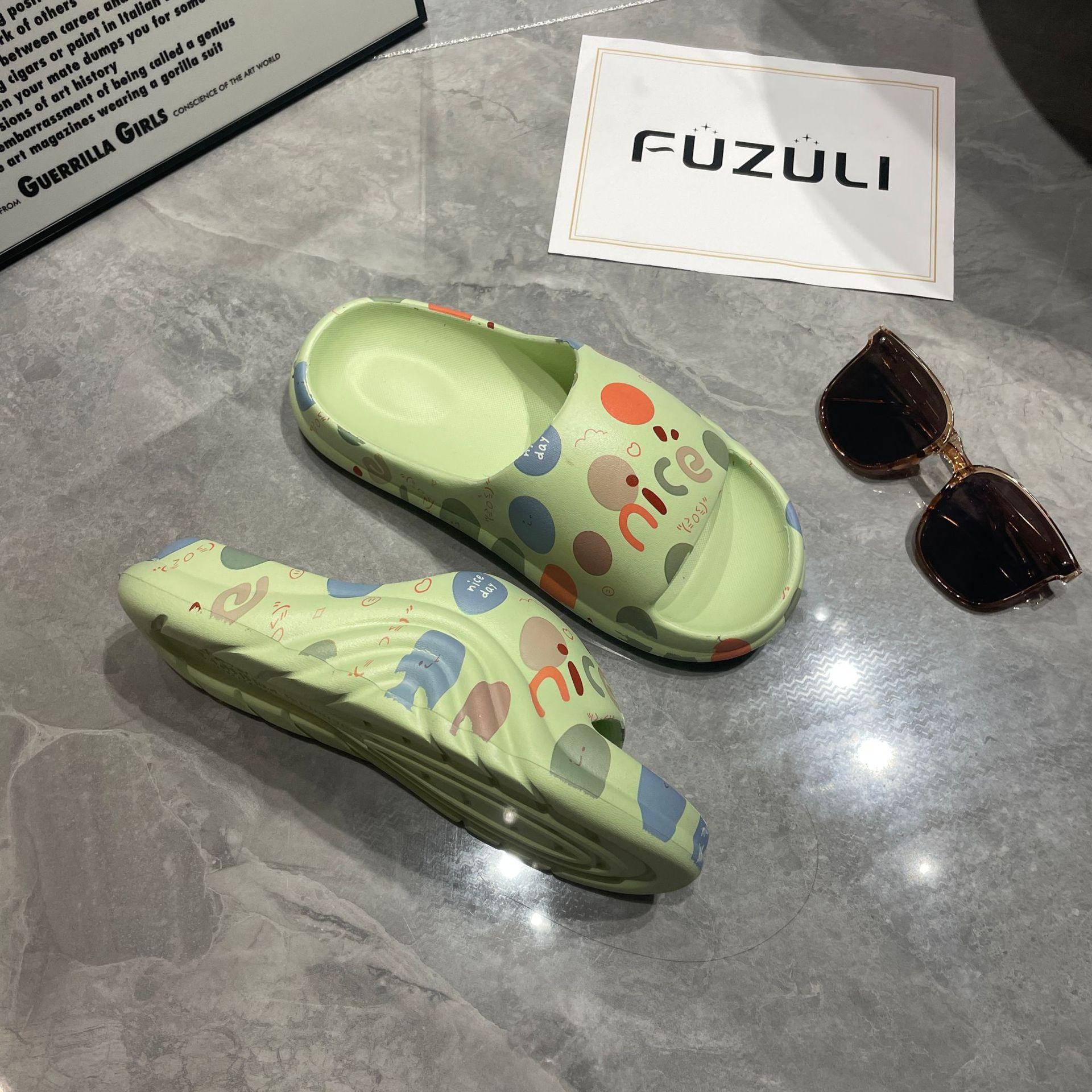 

Тапочки с рисунком в виде граффити женские летние новые сандалии мужские и женские одинаковые домашние сандалии для ванной комнаты для дома с наступанием на дерьмо 41 зелёный