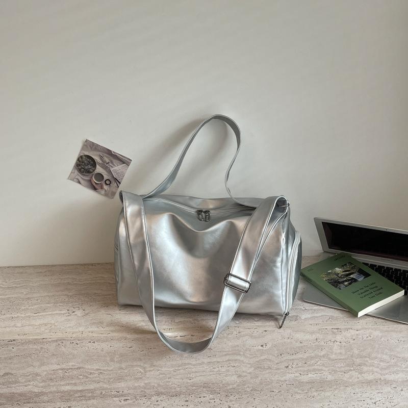 Women's large-capacity crossbody bag, sports gym bag, casual style, travel and commuting tote bag, silver color, with separate compartments for wet