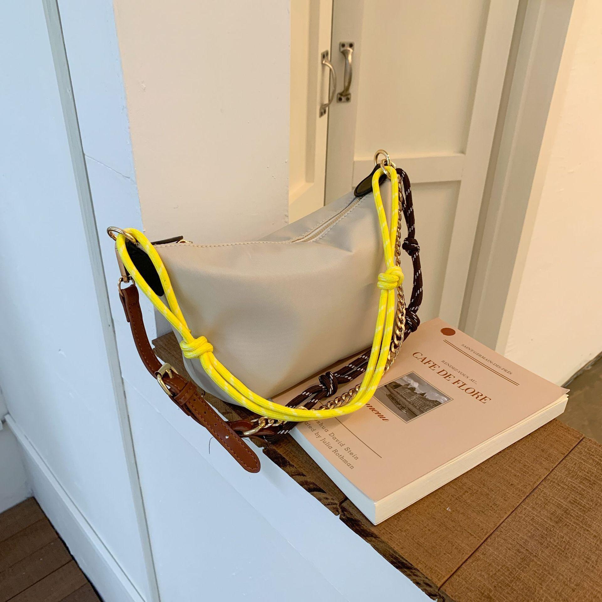 

New contrasting color lunch box bag niche design mobile phone bag retro commuter handbag shoulder armpit messenger bag 18*10*15 білий