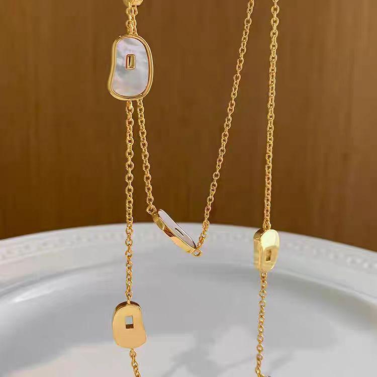 Chaîne de pull polyvalente style Hong Kong français fer à cheval longue multicouche empilée tempérament