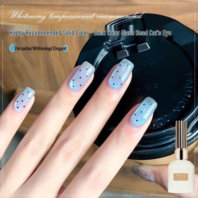 

Трендовый ледяной полупрозрачный синий гель-лак «кошачий глаз» Весна 2025 - Льстящий цвет «сумеречное стекло с жемчужным отливом»