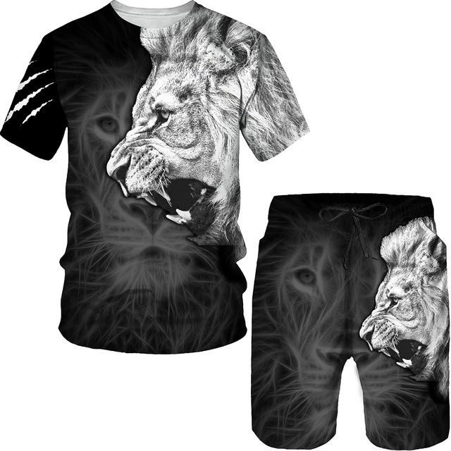 

Мужской летний повседневный повседневный комплект с короткими рукавами и шортами. Крутая футболка с принтом льва и монограммы и короткий комплект на шнурке. Мужской комплект. S