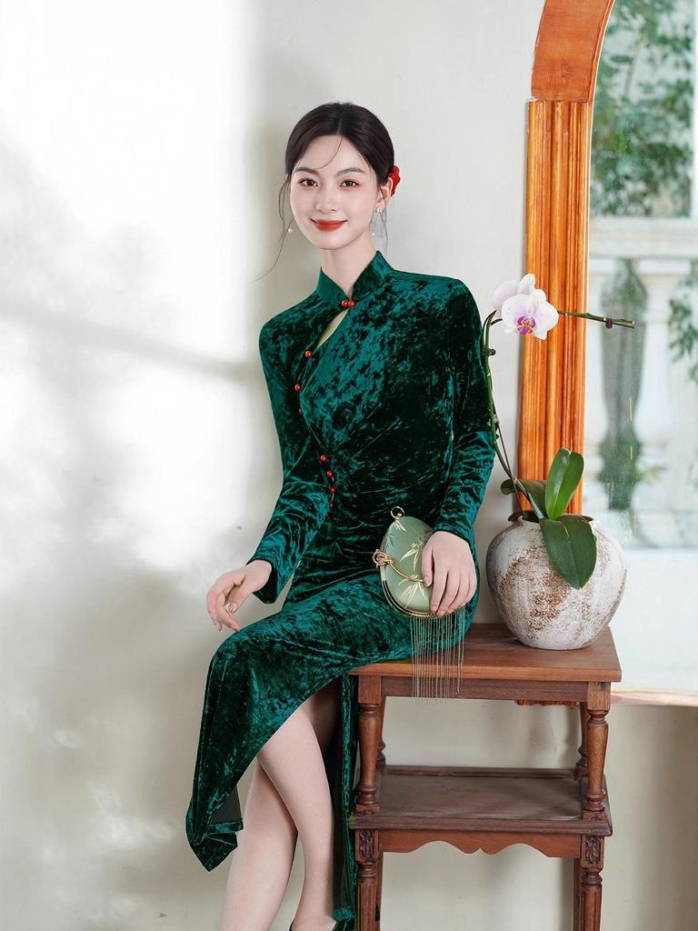 Women's Velvet Green Cheongsam: Retro High-End Autumn/Winter Long Sleeve Dress