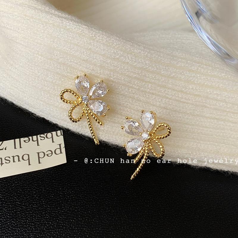 

Ear clips without ear holes~ Summer niche design sense flower temperament stud earrings exquisite versatile simple mosquito coil disc ear clips