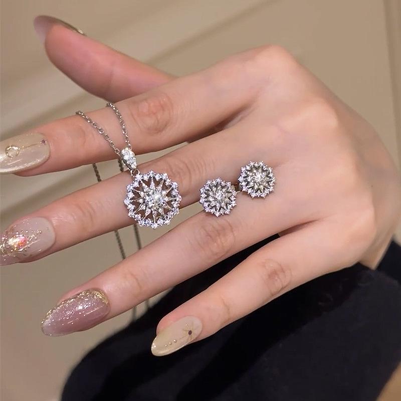 Longlongjin S925 Silver Snowflake Astrolabe Necklace - Fashionable Christmas Style Accessory