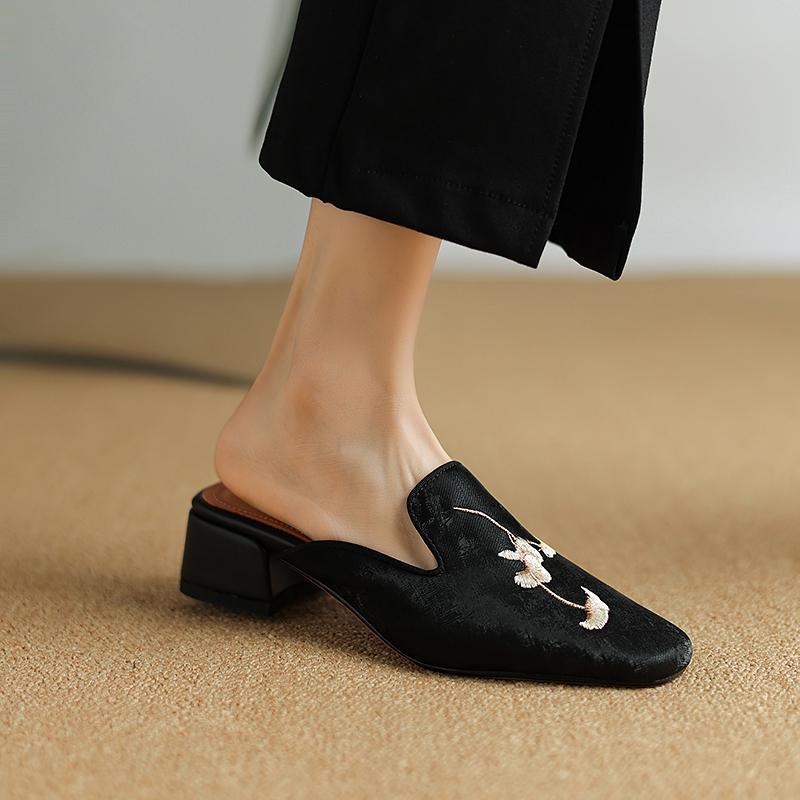 

Мода 2024 Новые Летние Женские Шлепанцы из Детской Замши Женская Обувь Модные Мюли Шлепанцы Обувь для Женщин Zapatos Mujer Вышитые Женские Туфли 37 чёрный