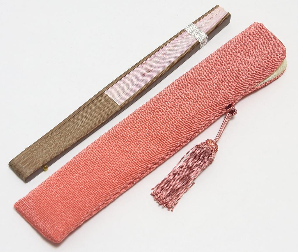 [Hasegawa] Kyoto-style fan, cherry blossom pattern, pink, carved clove wood, double-sided design, handmade by Kyoto craftsmen, fan case included, in