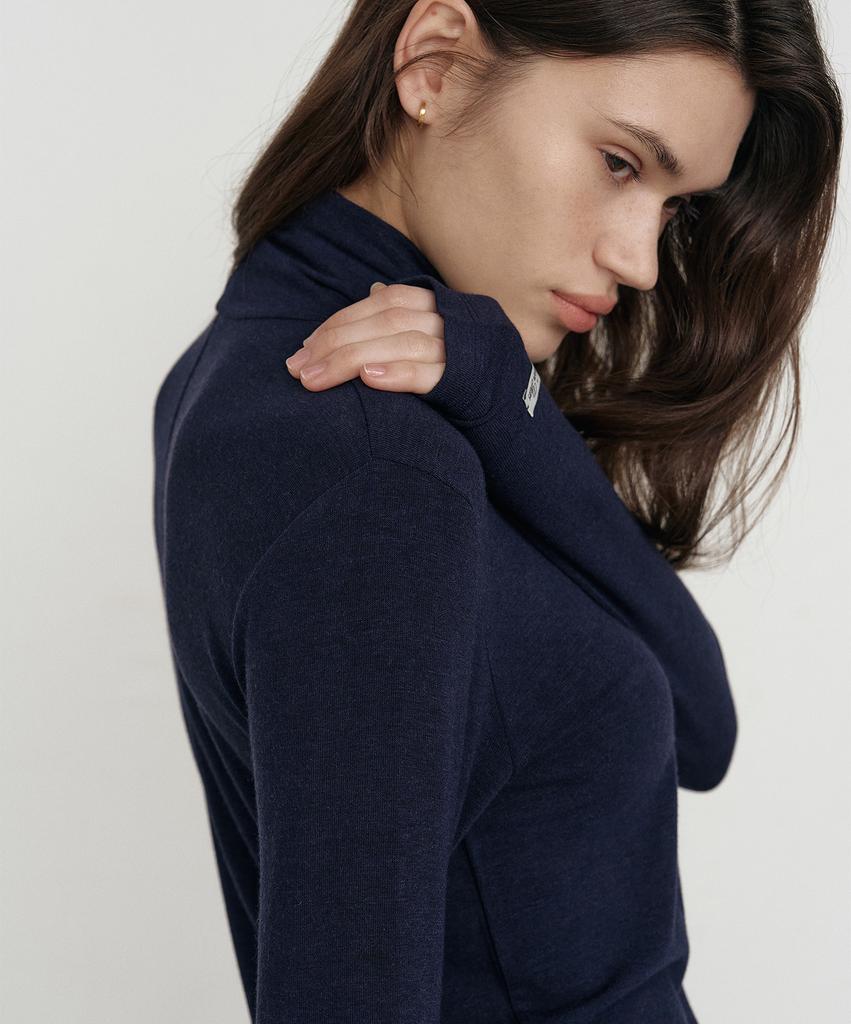 Isibchilwai Basic Wool Neck Top (Navy)