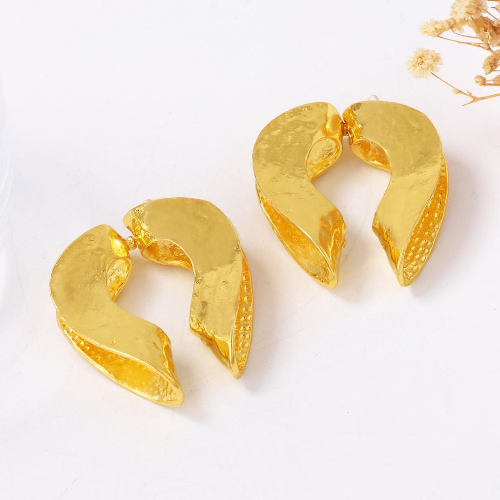 European and American personality retro light luxury style alloy irregular concave and convex texture three-dimensional love heart stud earrings femal