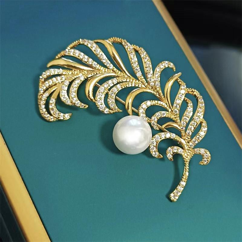 Fashion light luxury feather brooch design elegant brooch new Internet celebrity explosion pin accessories