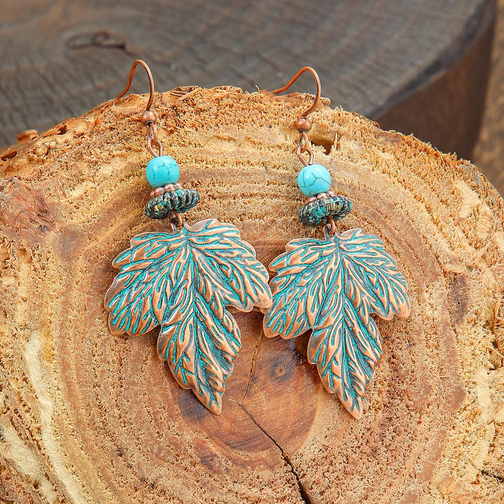 Retro náušnice v bohémském stylu s kovovými geometrickými vyřezávanými náušnicemi v etnickém stylu