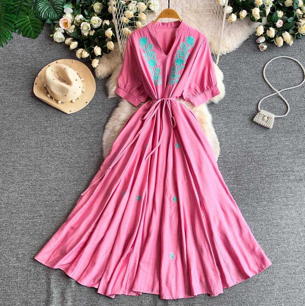 Ethnic style retro literary and artistic style embroidery V-neck short-sleeved dress women's new waist and thin big swing dress