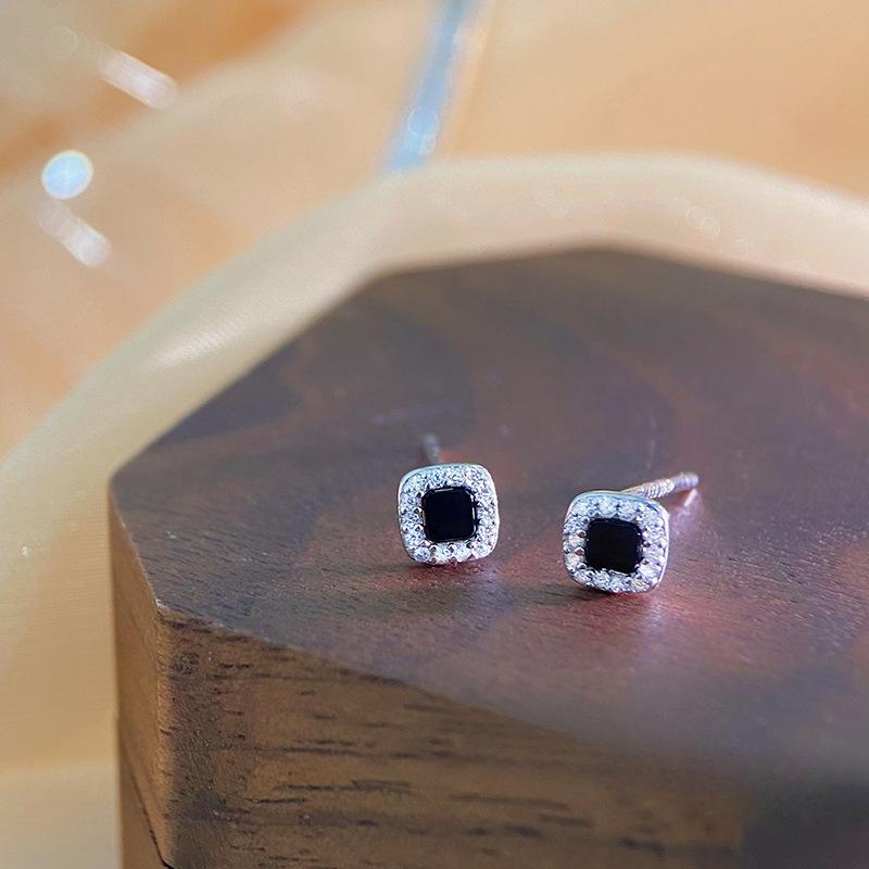Simple Diamond -shaped Square Earrings Female Light Luxury Small Incense Wind Geometric High -level Sensor Ear Decoration