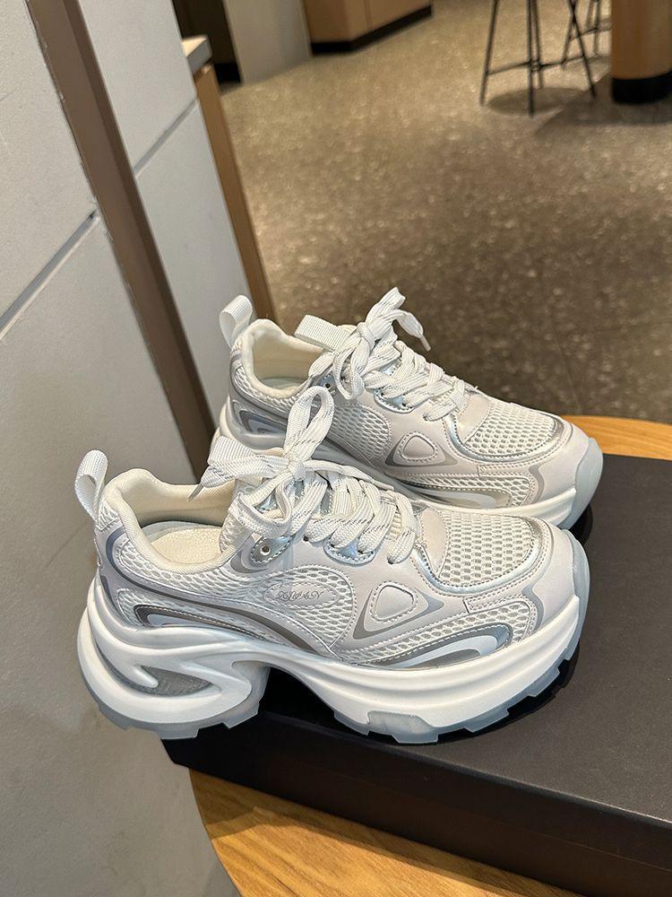 Chaussures de papa argentées à semelles épaisses populaires 2025 pour femmes, automne et hiver, nouvelles chaussures de sport décontractées à la mode en maille respirante rehaussantes