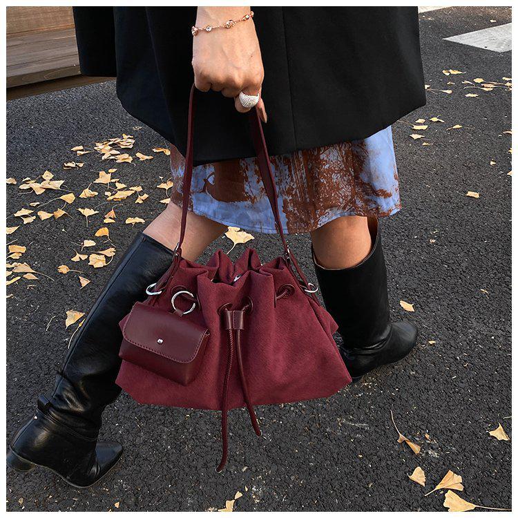 

Large Capacity Drawstring Crossbody Bag - Women s Trendy Casual Handbag for Autumn/Winter 2025 One Size червоний
