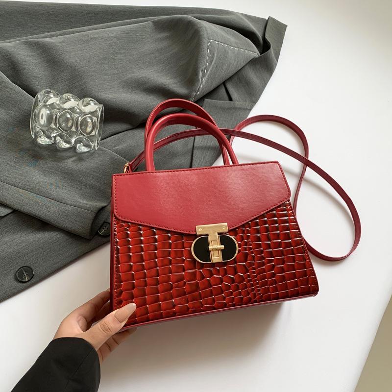 

Casual fashion simple retro 2025 summer new personality beautiful foreign style retro shoulder portable small square bag красный