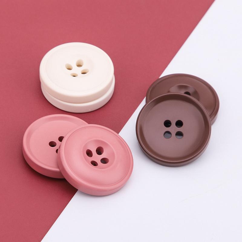 Velký Kulatý 4 Dírkový Pryskyřičný Šicí Knoflík Černý Bílý Červený Knoflíky Scrapbooking Pro DIY Řemesla Oblečení Kabát Svetr Dekor 25/27Mm
