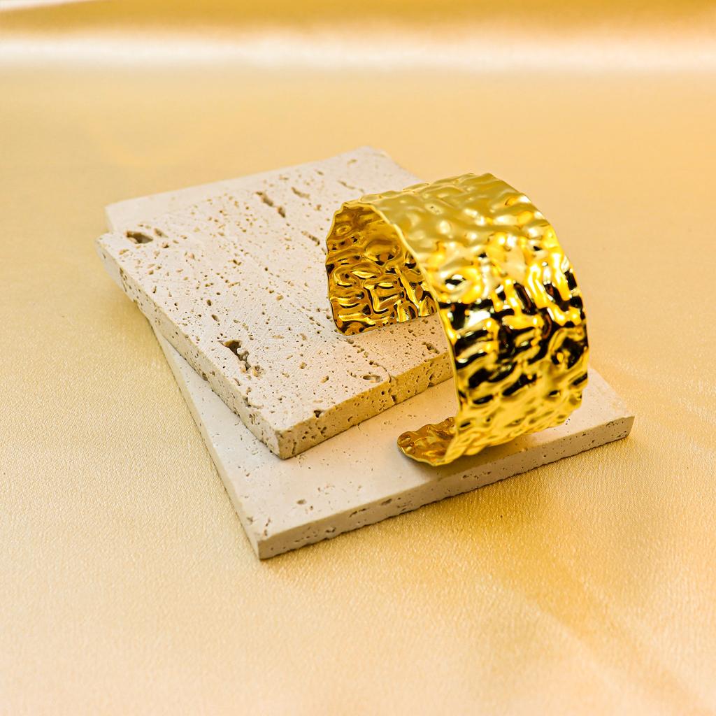 Pulseira de aço inoxidável aberta de aço titânio com laterais largas, coleção de design de textura de dobra geométrica, joias requintadas