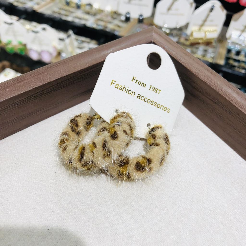 Autumn and Winter New Retro Style Leopard Print Geometric Exaggerated Ear Buckle Simple and Atmospheric High-end Feeling Unique