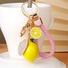 Stylový přívěsek na klíče ve tvaru citronu Pevná kovová konstrukce 4 možnosti šňůrky Lehký 40 g Pro pohodlí