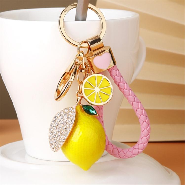 Stylový přívěsek na klíče ve tvaru citronu Pevná kovová konstrukce 4 možnosti šňůrky Lehký 40 g Pro pohodlí