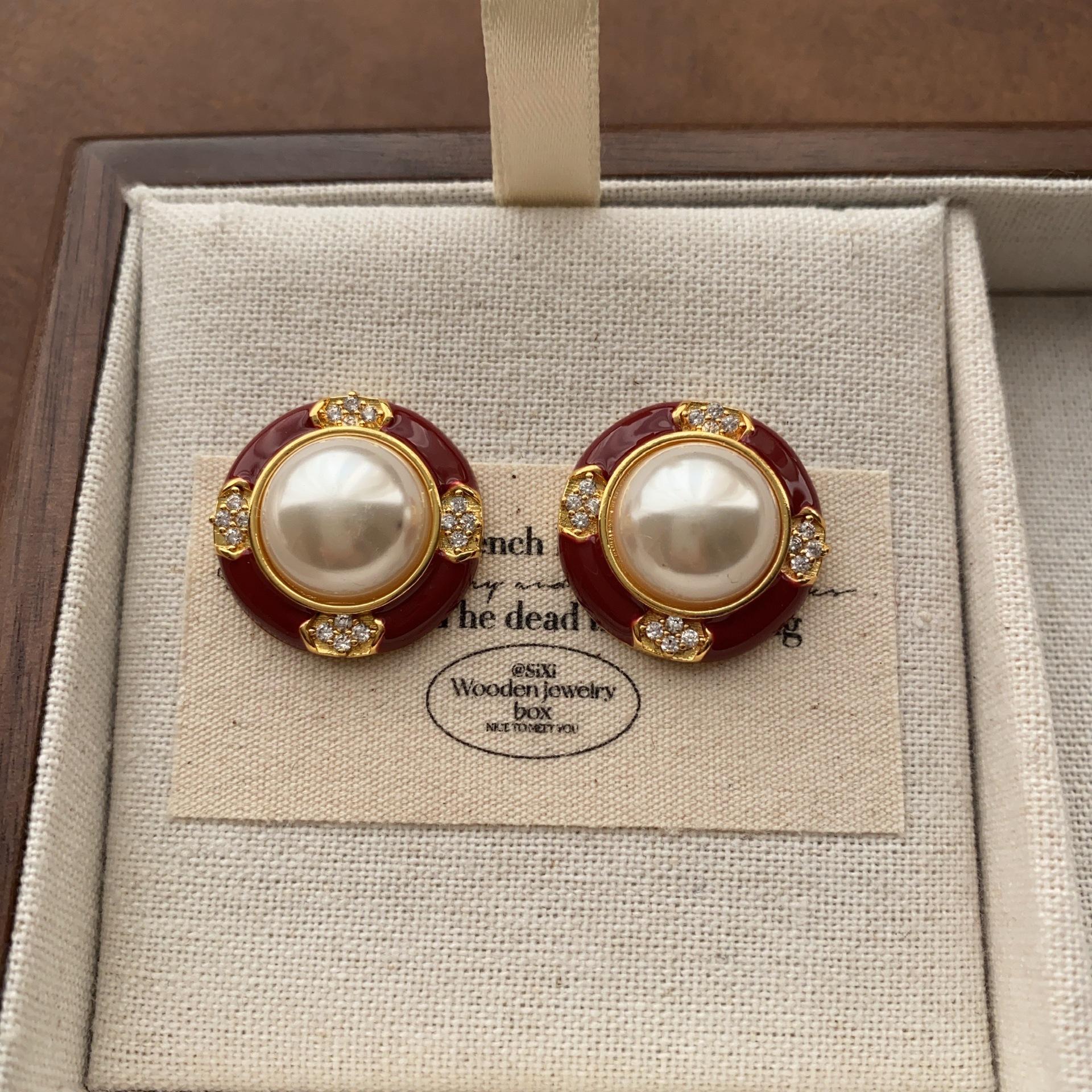 

Court luxury round enamel pearl stud earrings fashionable retro noble light luxury high-end niche elegant earrings