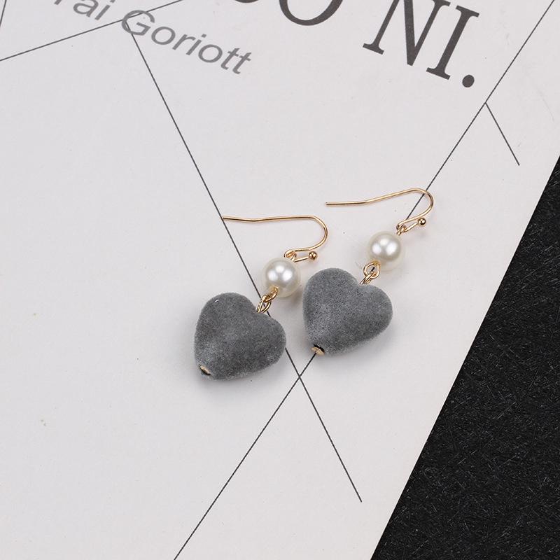 Herbst und Winter, Flanell Pfirsichherz Liebe Asymmetrische Ohrringe, Perle Süße Temperament Ohrringe