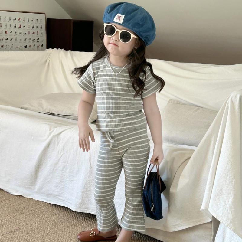 Полосатая футболка с короткими рукавами для девочек и слегка расклешенные брюки. Летняя — фото 5