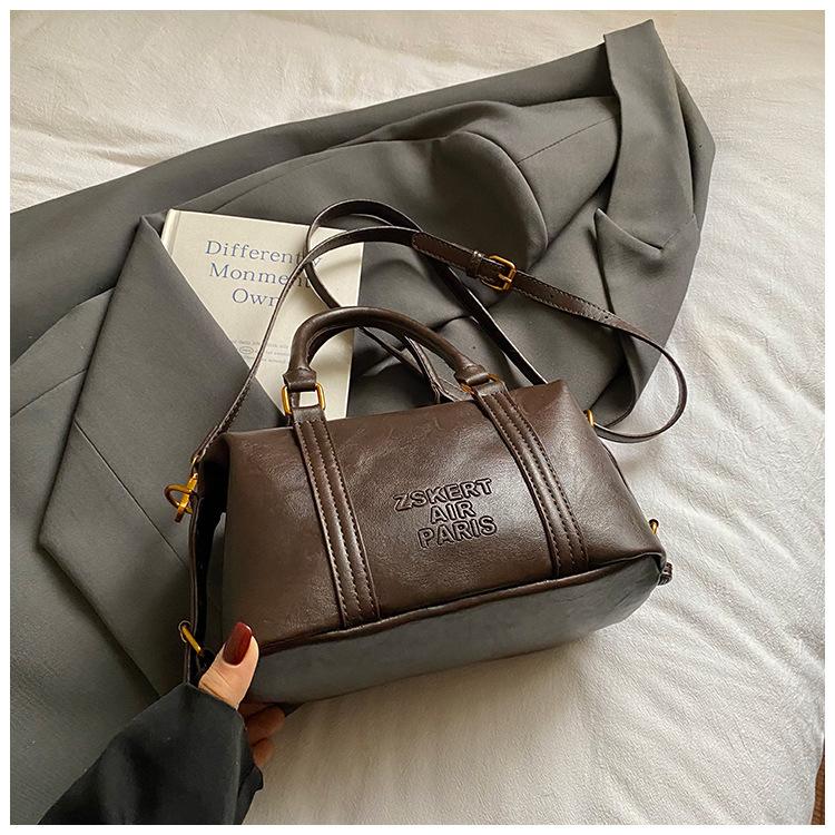 

Korean version of high-value foreign-style small bag women s 2025 autumn new fashion messenger bag popular portable Boston bag
