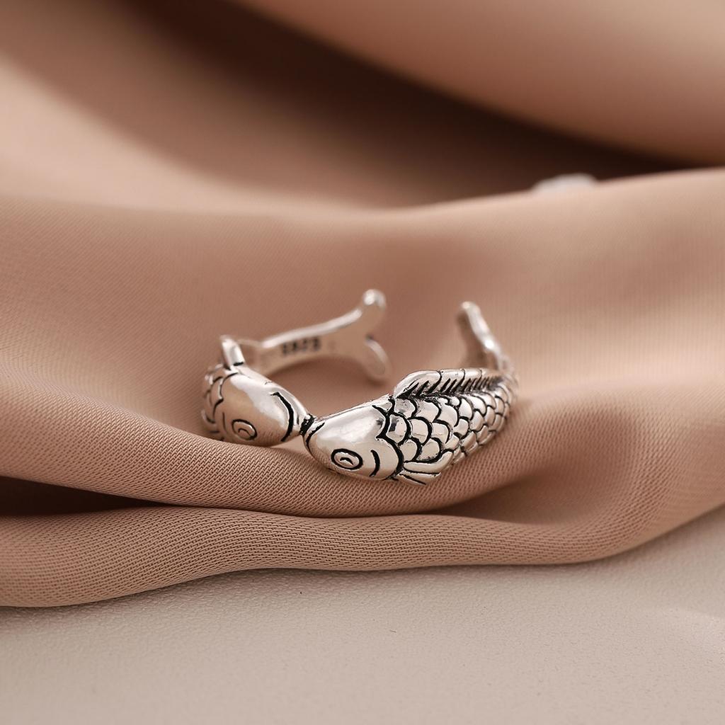 Neuer Retro 925er Sterlingsilber Schmuck Thai-Silber Mode Kleiner Goldfisch Fische im Zeichen der Fische Küssendes Tier Elegante Öffnungsringe R143