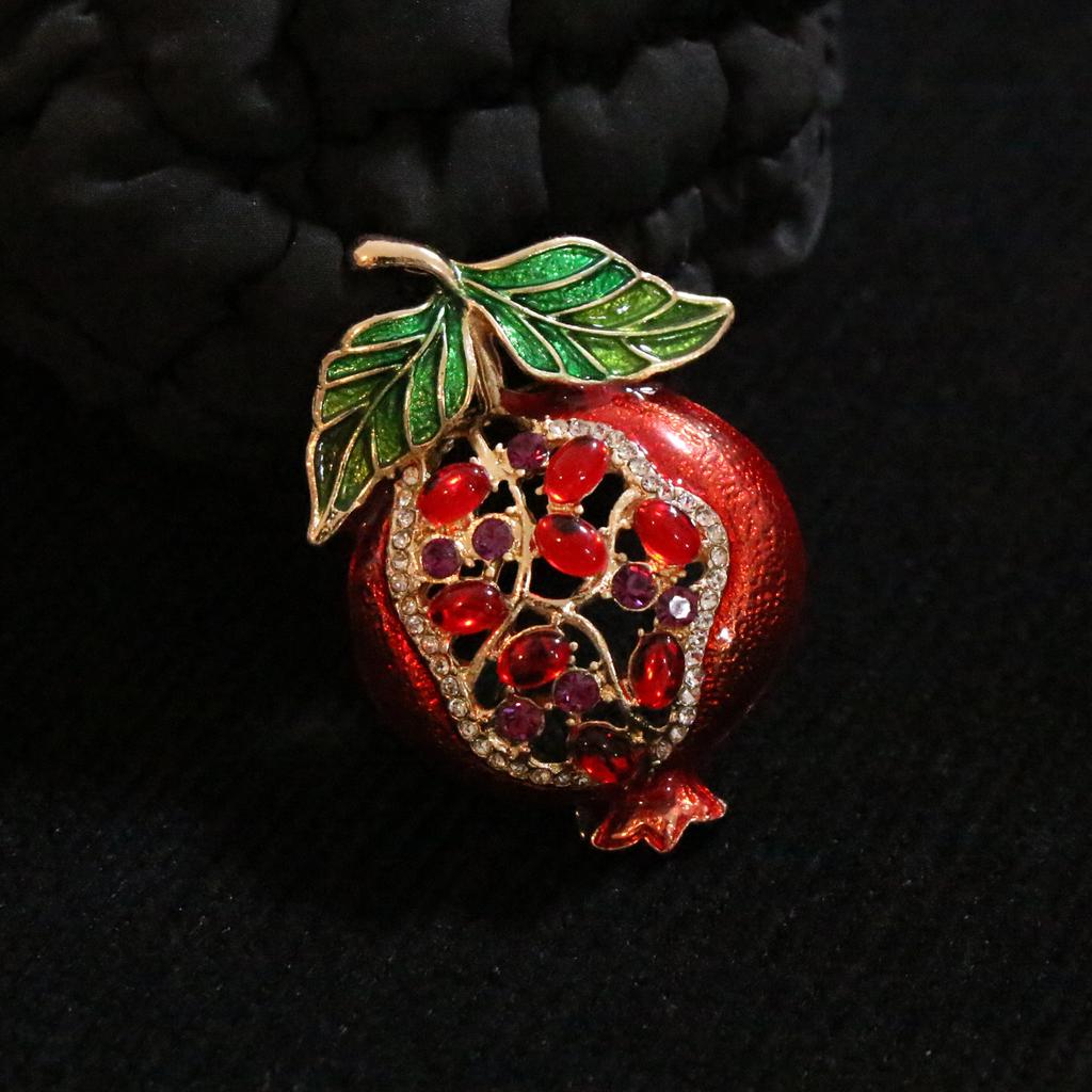 SKEDS New Fashion Rhinestone Pomegranate Brooch Women's Elegant Temperament Fruit Corsage Designed Pin Clothing Suit Accessory