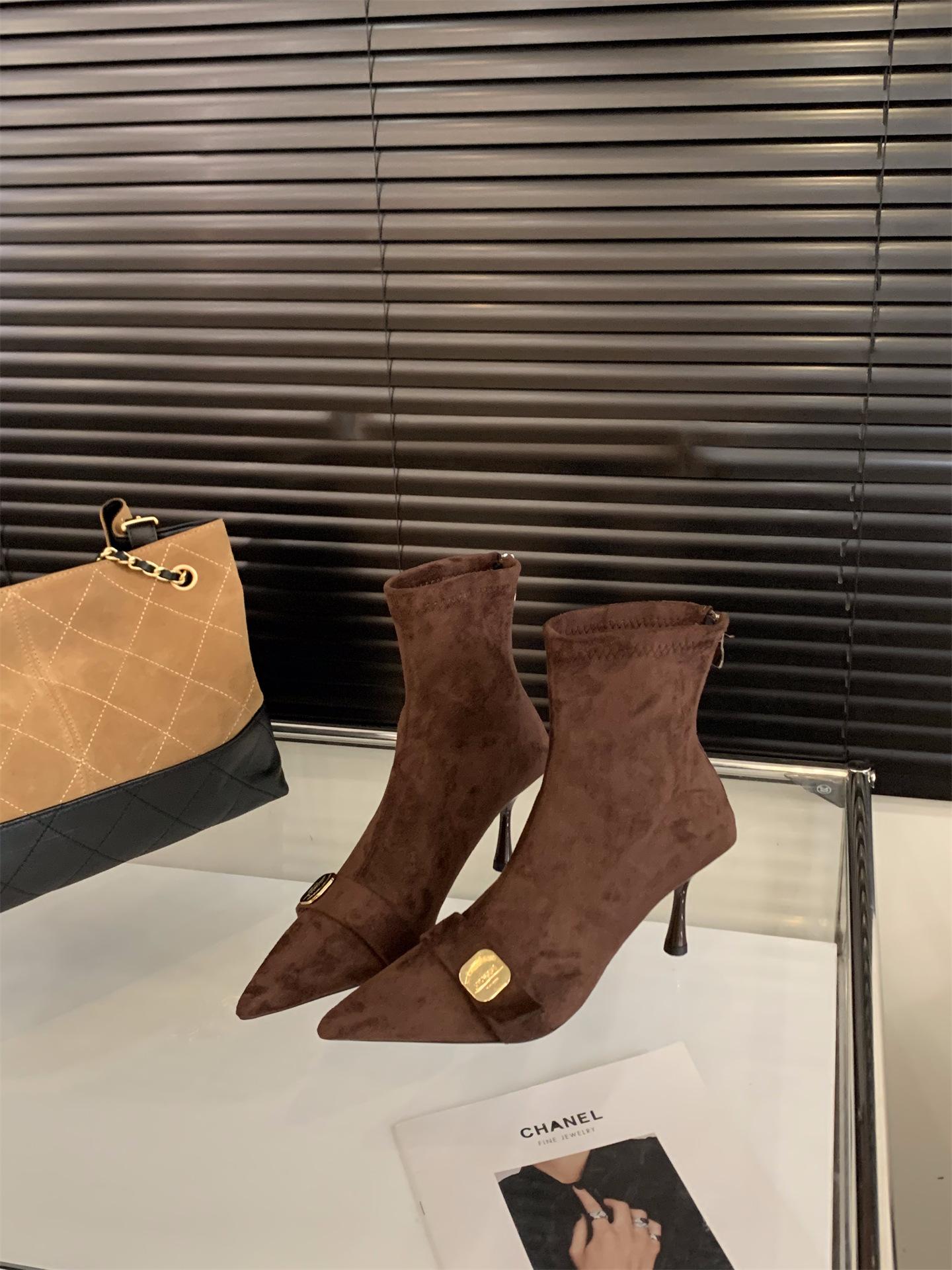 

Остроносые сапоги на высоком каблуке замшевые тонкие сапоги короткие сапоги женские сапоги 2025 осень и зима с юбкой коричневые французские маленькие ботильоны 39