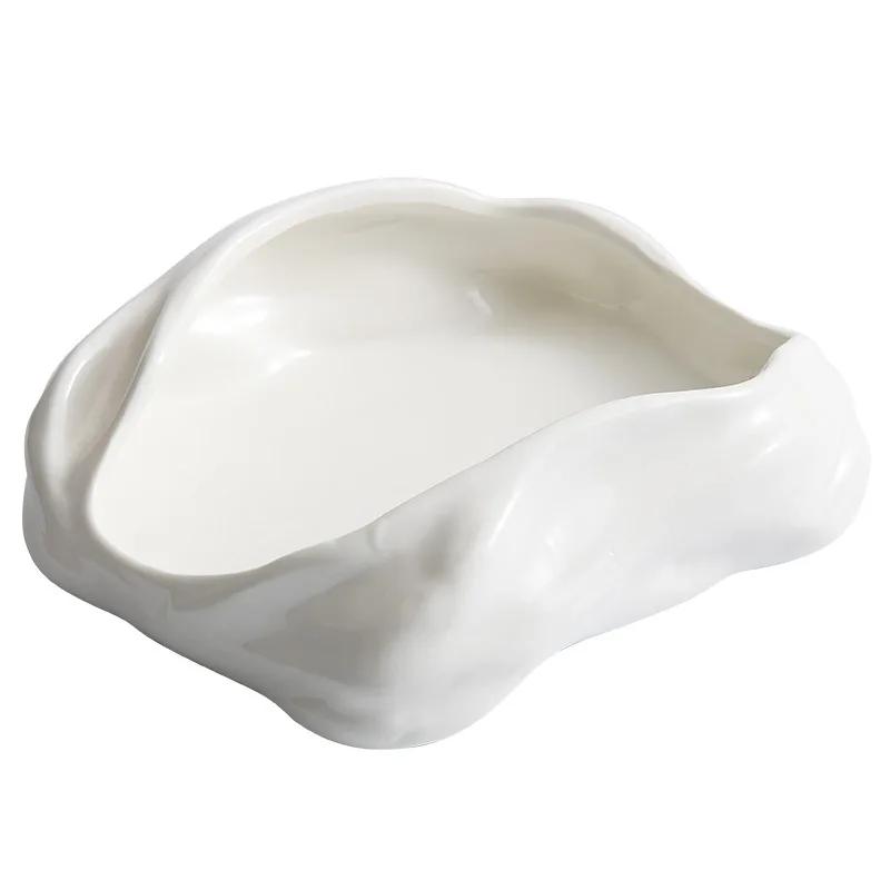 Artistic conception dishes are arranged irregularly. The hotel restaurant features domestic ceramic tableware for cold dishes.