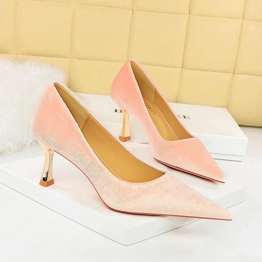 Moodsad peoõhtu kõrged kontsad, metallist kontsaga seemisnahast madala suuga terava ninaga kingad