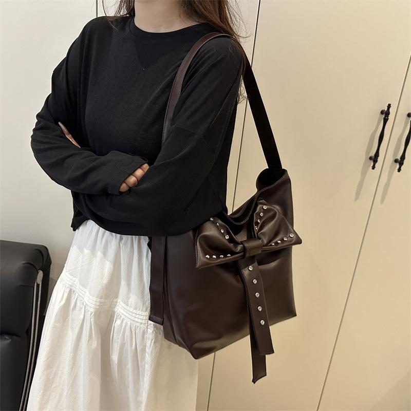 Summer large-capacity high-end sense commuting bucket bag women's 2025 new white leather bow messenger bag