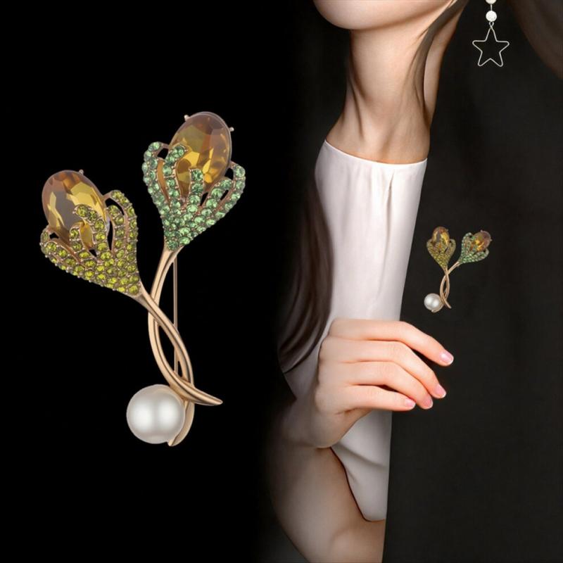 Elegant tulip-shaped brooch suitable for women, a fashionable floral brooch with a floral design for lapel decoration.