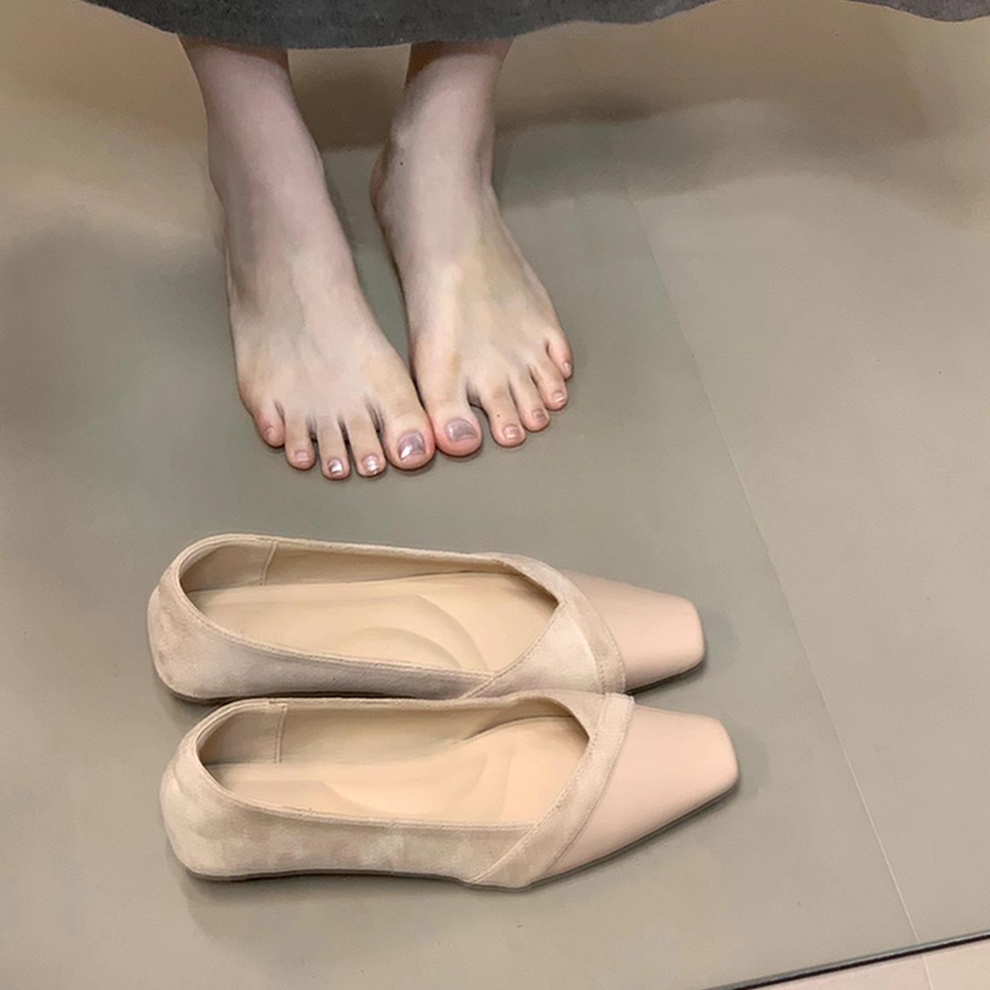 

Французский стиль Xiaoxiangfeng модные одинарные туфли женские осень 2025 замшевые комбинированные вечерние туфли для работы нежные туфли с юбками 40