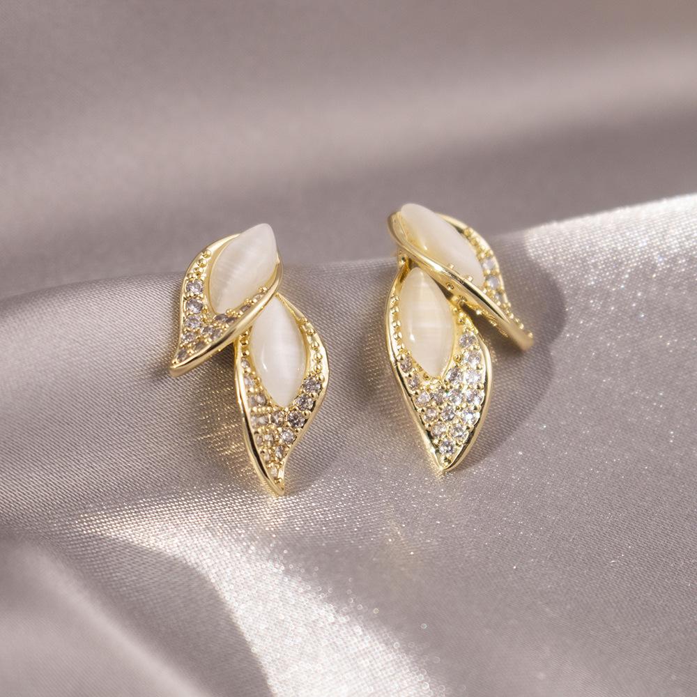 Elegant Zircon Flower and Pearl Stud Earrings - High-End Niche Design