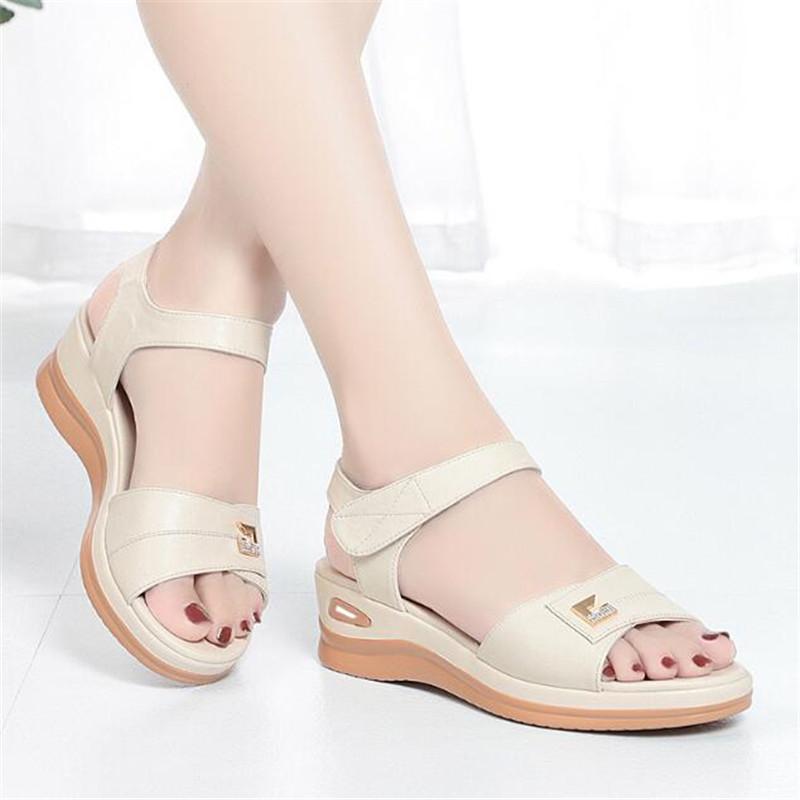 

Новые летние женские сандалии, повседневные женские туфли на плоской подошве из натуральной кожи, женские сандалии на танкетке, мягкая подошва, удобная обувь для мамы 35(22.5cm)