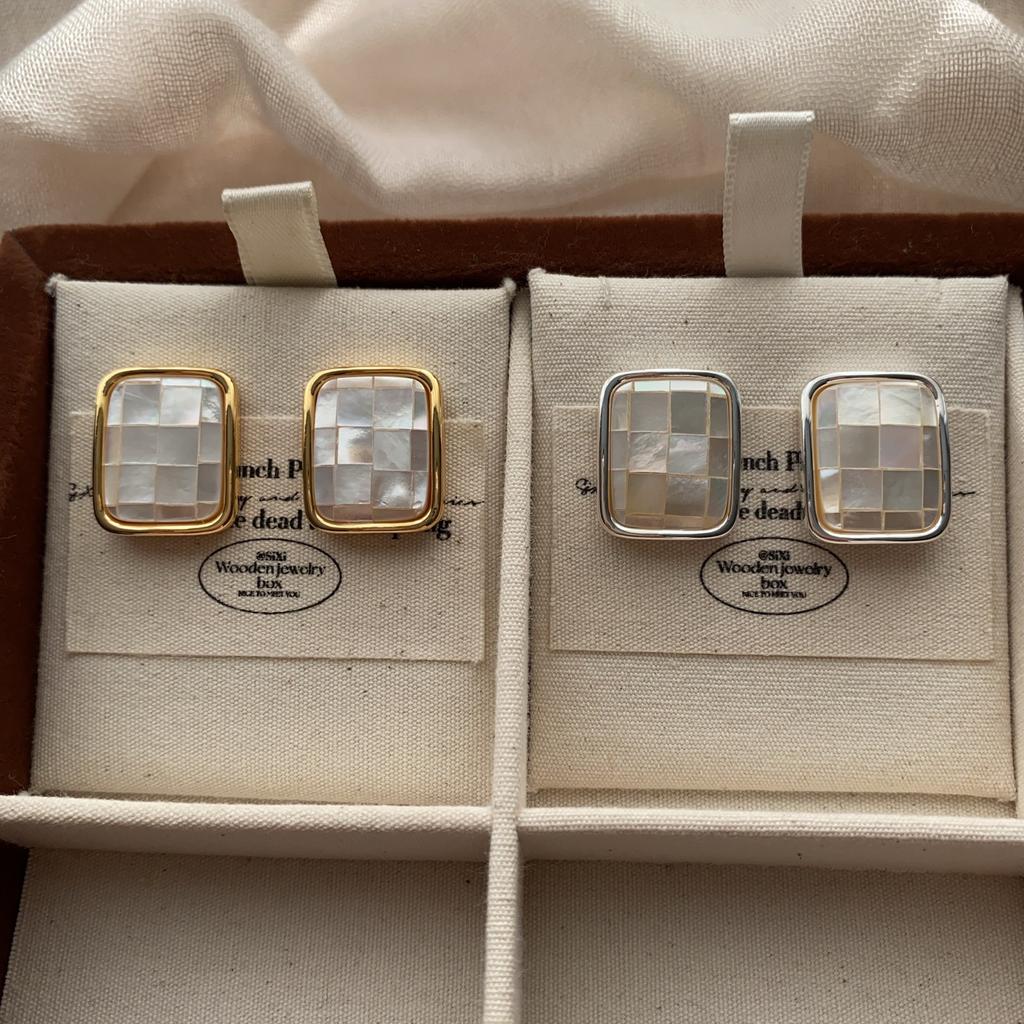 Round Square Classic Shell Stud Earrings Retro Elegance Light Luxury Temperament Versatile Niche Simple And Exquisite