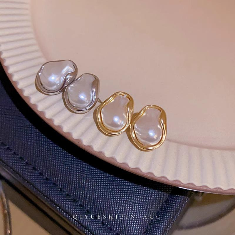 European & American Baroque Pearl Irregular Stud Earrings: Retro Style for Women - Autumn/Winter Fashion Accessories