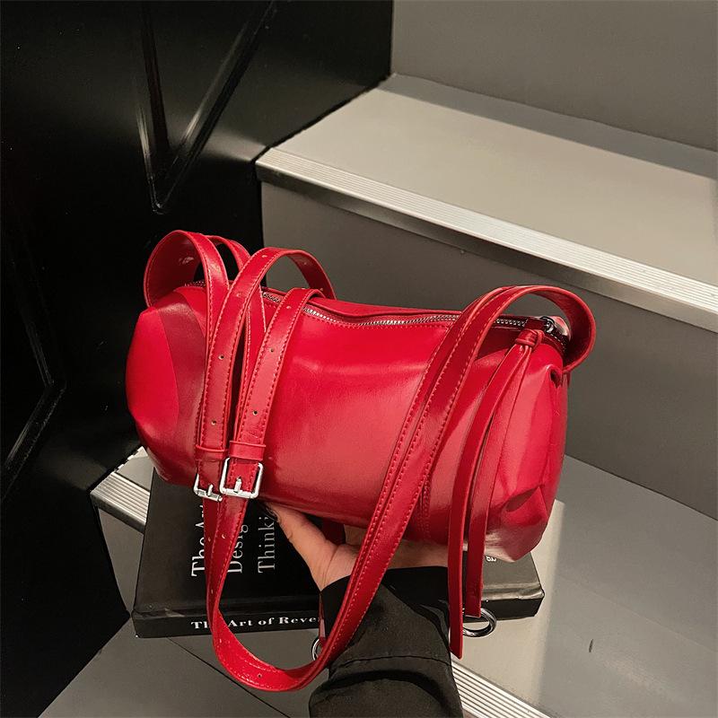 

Premium large-capacity pillow bag women s new retro fashion shoulder messenger bag versatile commuter bag красный