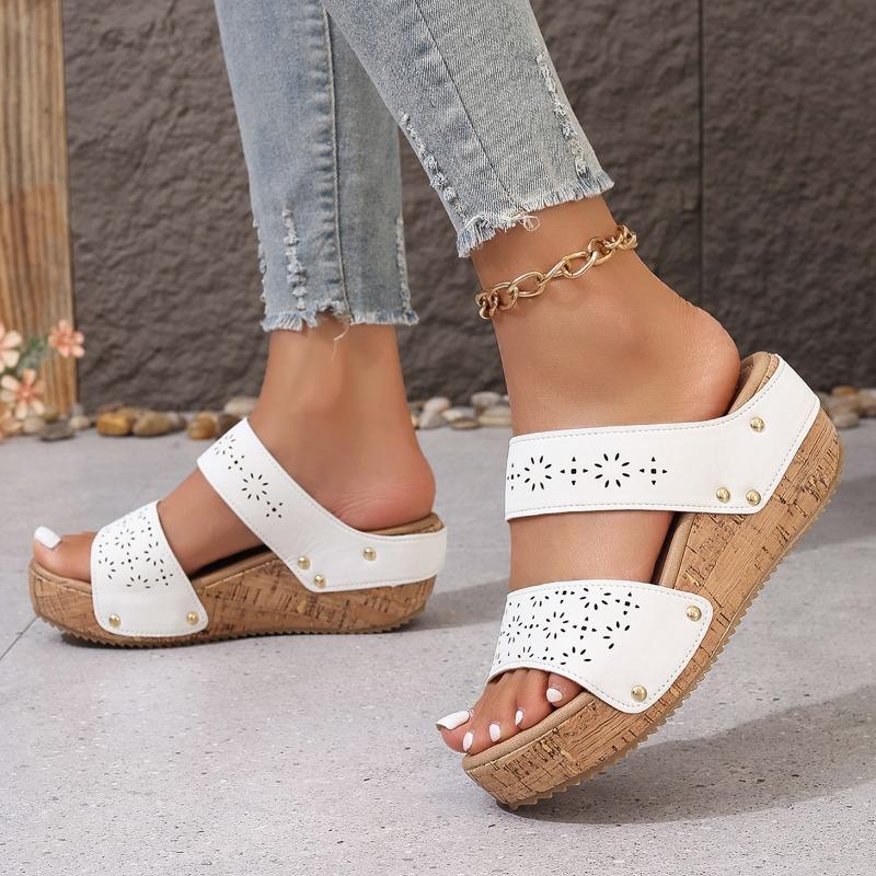 Móda 2025 Léto Nové Dámské Pantofle Venkovní Nýtovaná Platforma Duté Klínky Sandály Nadměrná Velikost Ležérní Pohodlné Pantofle s Otevřenou Špičkou