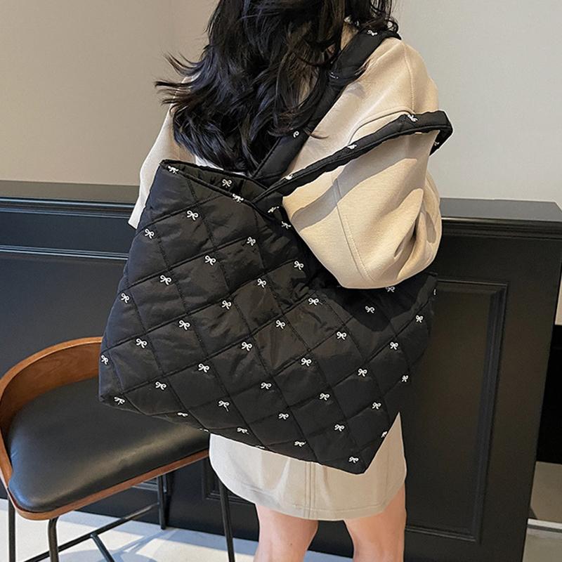 

Yogodlns Large Capacity Shoulder Bag Cute Sweet Bow Prints Handbag Soft Puffer Tote Bag Women Commute Casual Simple Storage Bag 45x12x29cm чёрный