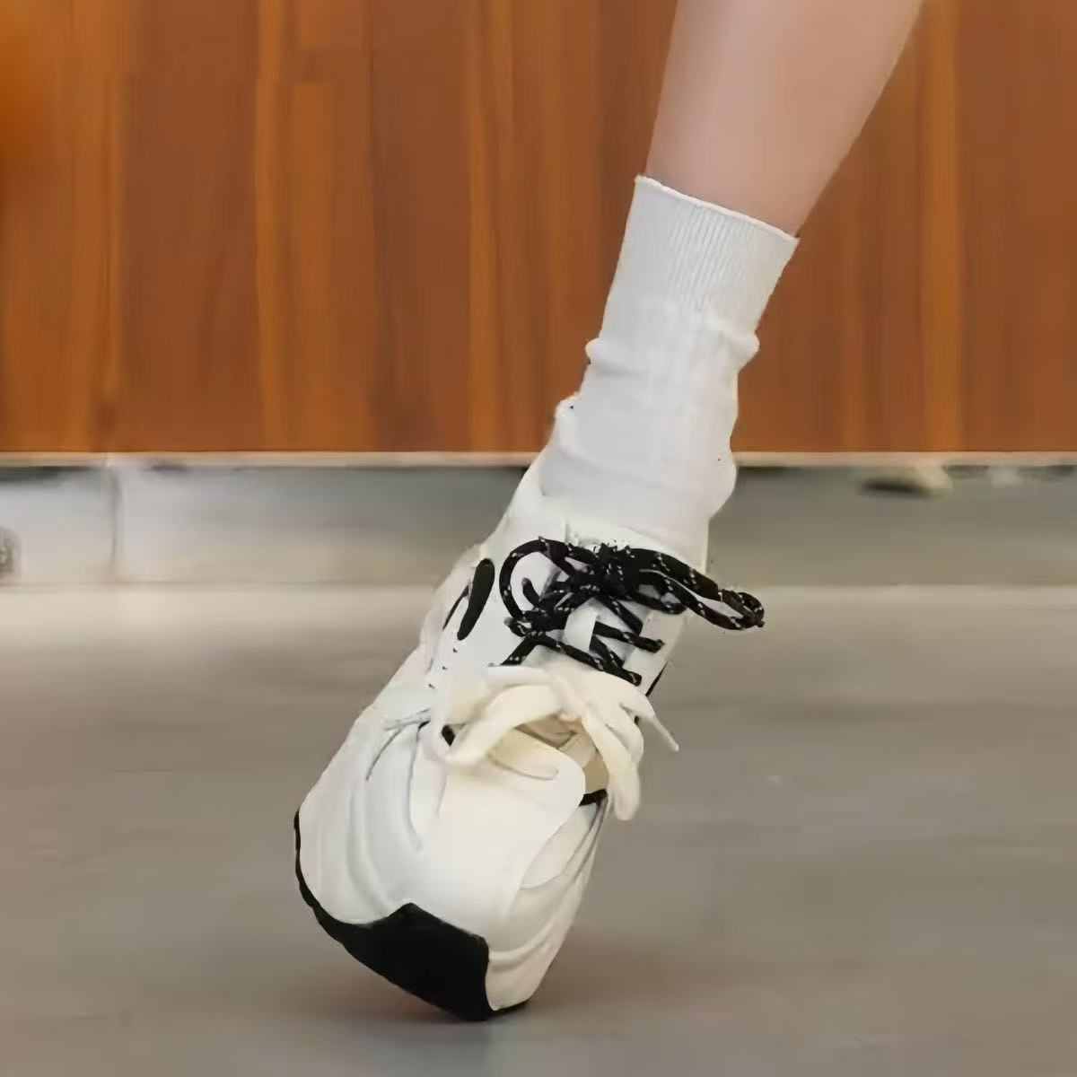 

Интернет знаменитости толстая подошва увеличивающая папины маленькие туфли женская обувь весна новая универсальная взрывная подошва кекс повседневная спортивная обувь 39 чёрный