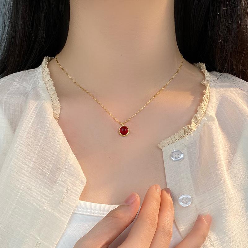 Exquisite rote runde Halskette für Frauen, luxuriös und luxuriös, präsentiert ein weißes Temperament, vielseitige Schlüsselbeinkette